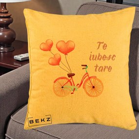Perna Decorativa Te Iubesc Tare cu Bicicleta Roz si Baloane Inima, 40x40 cm, Galben, Husa Detasabila, Perna Inclusa, BEKZ®