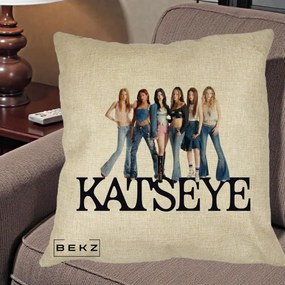 Perna Personalizata K-pop KATSEYE Foto Grup Blugi, 40x40 cm, Crem, Husa Detasabila, Perna Inclusa, BEKZ®