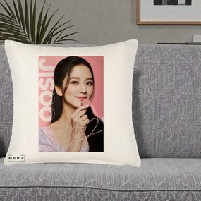 Perna Personalizata K-pop BLACKPINK Jisoo cu Semnatura si Fond Roz, 40x40 cm, Crem Reliefat, Husa Detasabila, Perna Inclusa, BEKZ®