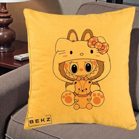 Perna Personalizata Labubu x Hello Kitty, 40x40 cm, Galben, Husa Detasabila, Perna Inclusa, BEKZ®