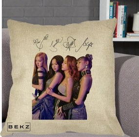 Perna Personalizata K-pop BLACKPINK Fotografie Grup Autografe Deasupra, 40x40 cm, Crem, Husa Detasabila, Perna Inclusa, BEKZ®