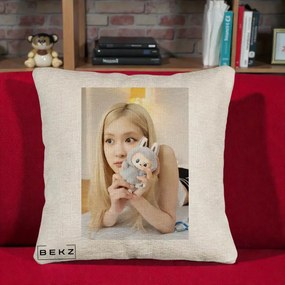 Perna Personalizata K-pop BLACKPINK Rose cu Papusa Iepure, 40x40 cm, Bej Canapea, Husa Detasabila, Perna Inclusa, BEKZ®