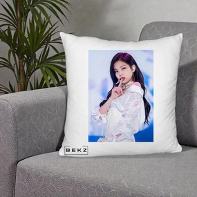 Perna Personalizata K-pop BLACKPINK Jennie Concert Alb cu Microfon, 40x40 cm, Alb Pufos, Husa Detasabila, Perna Inclusa, BEKZ®