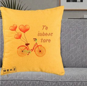 Perna Decorativa Te Iubesc Tare cu Bicicleta Roz si Baloane Inima, 40x40 cm, Galben, Husa Detasabila, Perna Inclusa, BEKZ®