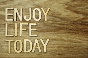 Tapet autoadeziv cu citat - Enjoy life today