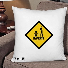 Perna Personalizata Warning Coding in Progress, 40x40 cm, Alb Pufos, Husa Detasabila, Perna Inclusa, BEKZ®