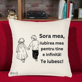 Cadou pentru Sora - Perna Personalizata Sora Mea Te Iubesc Copii Tinand Maini din Spate, 40x40 cm, Crem Reliefat, Husa Detasabila, Perna Inclusa, BEKZ®