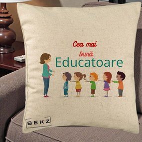 Cadou pentru Educatoare - Perna Personalizata Cea mai Buna Educatoare cu Ilustratie Copii si Educatoare, 40x40 cm, Bej, Husa Detasabila, Perna Inclusa, BEKZ®