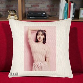 Perna Personalizata K-pop BLACKPINK Lisa Roz, 40x40 cm, Crem Reliefat, Husa Detasabila, Perna Inclusa, BEKZ®