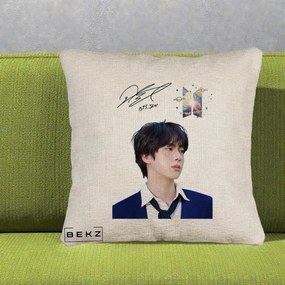 Perna Personalizata K-pop BTS Jin Portret Tinuta Albastra Autograf, 40x40 cm, Bej Canapea, Husa Detasabila, Perna Inclusa, BEKZ®
