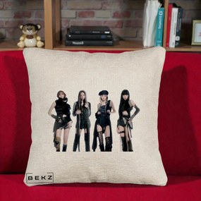 Perna Personalizata K-pop BLACKPINK Tinute Negre Elegante Grup, 40x40 cm, Bej Canapea, Husa Detasabila, Perna Inclusa, BEKZ®