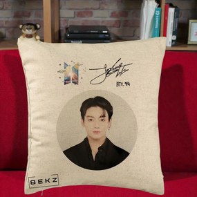 Perna Personalizata K-pop BTS Jungkook Portret cu Autograf, 40x40 cm, Bej, Husa Detasabila, Perna Inclusa, BEKZ®