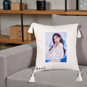 Perna Personalizata K-pop BLACKPINK Jennie Concert Alb cu Microfon, 40x40 cm, Bej cu Franjuri, Husa Detasabila, Perna Inclusa, BEKZ®