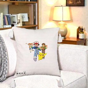 Perna Personalizata Pokemon Ash Misty Brock si Pikachu, 40x40 cm, Bej cu Franjuri, Husa Detasabila, Perna Inclusa, BEKZ®