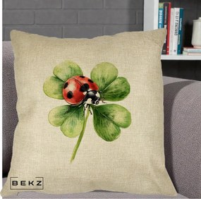 Perna Decorativa Buburuza Norocoasa pe Trifoi cu Patru Foi, 40x40 cm, Crem, Husa Detasabila, Perna Inclusa, BEKZ®