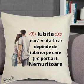 Cadou pentru Iubita - Perna Personalizata Iubita Nemuritoare cu Cuplu Acuarela Roz si Inimi, 40x40 cm, Ecru, Husa Detasabila, Perna Inclusa, BEKZ®