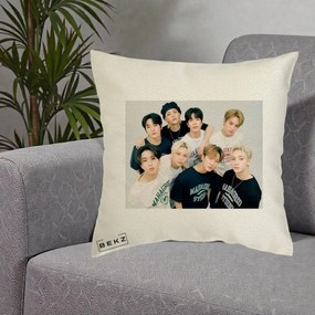 Perna Personalizata K-pop Stray Kids Foto Grup Text, 40x40 cm, Ecru, Husa Detasabila, Perna Inclusa, BEKZ®