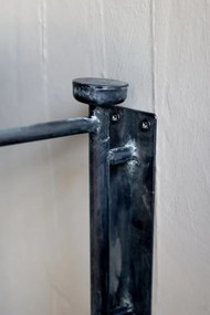Masuta laterala de perete, neagra, din lemn masiv si metal D35cm, Clayn