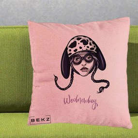 Perna Personalizata Wednesday Addams cu Caine Dalmatian, 40x40 cm, Roz, Husa Detasabila, Perna Inclusa, BEKZ®