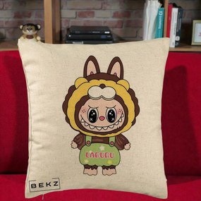 Perna Personalizata Labubu Leu Galben cu Salopeta, 40x40 cm, Bej, Husa Detasabila, Perna Inclusa, BEKZ®