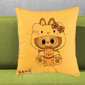 Perna Personalizata Labubu x Hello Kitty Maro-Vintage, 40x40 cm, Galben, Husa Detasabila, Perna Inclusa, BEKZ®