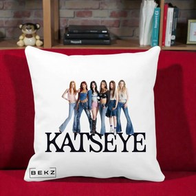 Perna Personalizata K-pop KATSEYE Foto Grup Blugi, 40x40 cm, Alba Mata, Husa Detasabila, Perna Inclusa, BEKZ®