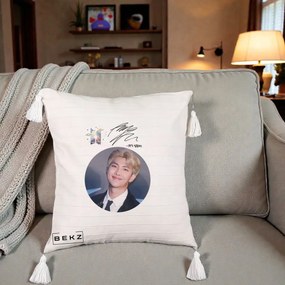 Perna Personalizata K-pop BTS RM Namjoon Portret Cerc cu Autograf, 40x40 cm, Bej cu Franjuri, Husa Detasabila, Perna Inclusa, BEKZ®