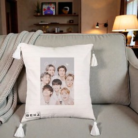 Perna Personalizata K-pop BTS Foto Grup Cute cu Animatii si 7 Membrii, 40x40 cm, Bej cu Franjuri, Husa Detasabila, Perna Inclusa, BEKZ®