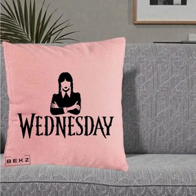 Perna Personalizata Wednesday Addams cu Brate Incrucisate, 40x40 cm, Roz, Husa Detasabila, Perna Inclusa, BEKZ®