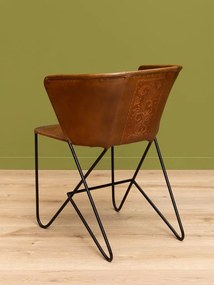 Scaun de dining din piele maro, formă asimetrică, cu motive florale gravate, picioare metalice, finisaj patinat, 75×49×61 cm, „Flower"