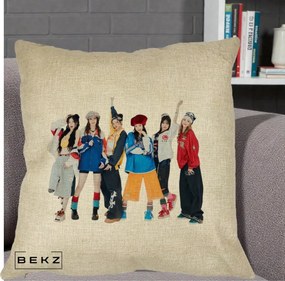 Perna Personalizata Grup K-pop Fete in Picioare Foto, 40x40 cm, Crem, Husa Detasabila, Perna Inclusa, BEKZ®