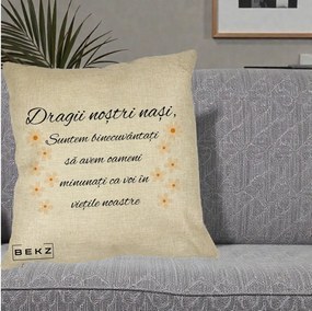 Cadou pentru Nasi - Perna Personalizata Dragii Nostri Nasi Suntem Binecuvantati cu Floricele, 40x40 cm, Crem, Husa Detasabila, Perna Inclusa, BEKZ®