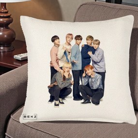 Perna Personalizata K-pop BTS Foto Grup In Picioare Tricoturi, 40x40 cm, Crem Reliefat, Husa Detasabila, Perna Inclusa, BEKZ®