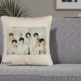 Perna Personalizata K-pop Stray Kids Foto Grup Alb All-White cu 8 Membrii, 40x40 cm, Bej Canapea, Husa Detasabila, Perna Inclusa, BEKZ®