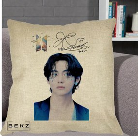 Perna Personalizata K-pop BTS V Taehyung Portret cu Autograf, 40x40 cm, Crem, Husa Detasabila, Perna Inclusa, BEKZ®