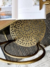 Scaun dining din metal, auriu, cu spătar dublu arcuit și șezut rotund traforat, finisaj alamă antichizată, Î 92 cm, Ø 41 cm, „Arles”