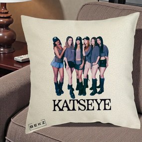 Perna Personalizata K-pop KATSEYE Grup Foto Tinute Gri, 40x40 cm, Ecru, Husa Detasabila, Perna Inclusa, BEKZ®