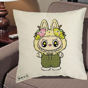 Perna Personalizata Labubu Galben cu Mere si Salopeta, 40x40 cm, Ecru, Husa Detasabila, Perna Inclusa, BEKZ®