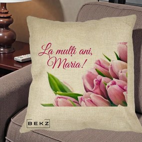 Cadou de Onomastica - Perna Personalizata La Multi Ani Maria Lalele, 40x40 cm, Crem, Husa Detasabila, Perna Inclusa, BEKZ®