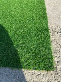 Gazon artificial / covor iarba decorativa verde Leisure, inaltime fir 15 mm, cu micro orificii pentru scurgere a apei, pentru interior/exterior, dimensiuni variate