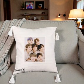 Perna Personalizata K-pop BTS Foto Grup Fete Albe, 40x40 cm, Bej cu Franjuri, Husa Detasabila, Perna Inclusa, BEKZ®