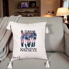 Perna Personalizata K-pop KATSEYE Grup Foto Tinute Gri, 40x40 cm, Bej cu Franjuri, Husa Detasabila, Perna Inclusa, BEKZ®