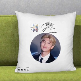 Perna Personalizata K-pop BTS RM Namjoon Portret Cerc cu Autograf, 40x40 cm, Alb Pufos, Husa Detasabila, Perna Inclusa, BEKZ®