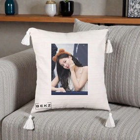 Perna Personalizata K-pop BLACKPINK Jennie Cute cu Diadema Ursulet, 40x40 cm, Bej cu Franjuri, Husa Detasabila, Perna Inclusa, BEKZ®