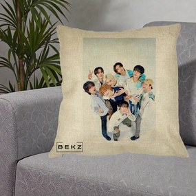 Perna Personalizata K-pop Stray Kids Foto Grup Bleu, 40x40 cm, Crem, Husa Detasabila, Perna Inclusa, BEKZ®