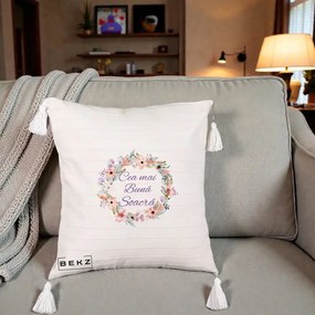 Cadou pentru Soacra - Perna Personalizata Cea mai Buna Soacra cu Coronita Flori Boho Pastel, 40x40 cm, Bej cu Franjuri, Husa Detasabila, Perna Inclusa, BEKZ®