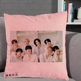 Perna Personalizata K-pop Stray Kids Foto Grup All-White Landscape, 40x40 cm, Roz, Husa Detasabila, Perna Inclusa, BEKZ®