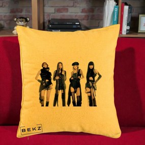 Perna Personalizata K-pop BLACKPINK Tinute Negre Elegante Grup, 40x40 cm, Galben, Husa Detasabila, Perna Inclusa, BEKZ®