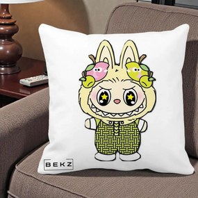 Perna Personalizata Labubu Galben cu Mere si Salopeta, 40x40 cm, Alba Mata, Husa Detasabila, Perna Inclusa, BEKZ®