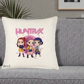 Perna Personalizata K-pop HUNTRX Trio Chibi cu Arme, 40x40 cm, Crem Reliefat, Husa Detasabila, Perna Inclusa, BEKZ®